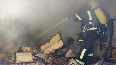Рятувальник гасить пожежу
