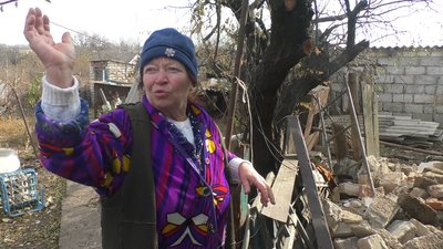 Місцева жителька показує наслідки обстрілу, фото: Суспільне Місцева жителька показує наслідки обстрілу, фото: Суспільне