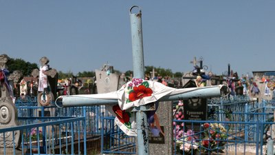 Рушники, фартушки, або хустки: як на Рівненському Поліссі бережуть традицію вбирання могильних хрестів Рушники, фартушки, або хустки: як на Рівненському Поліссі бережуть традицію вбирання могильних хрестів