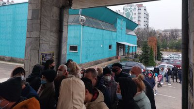"Вакцинуюся, бо "приперло": репортаж з центрів вакцинації у Франківську