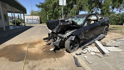 Розбите авто після ДТП біля миколаївської лікарні