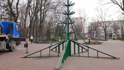 У сквері ім Тараса Шевченка розпочали встановлювати головну ялинку, Хмельницький