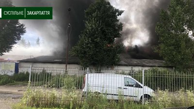 Пожежа в Хусті: на місці працюють 28 рятувальників Пожежа в Хусті: на місці працюють 28 рятувальників