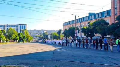 У Кропивницькому до Дня міста понад дві тисячі людей утворили "живий ланцюг" У Кропивницькому до Дня міста понад дві тисячі людей утворили "живий ланцюг"