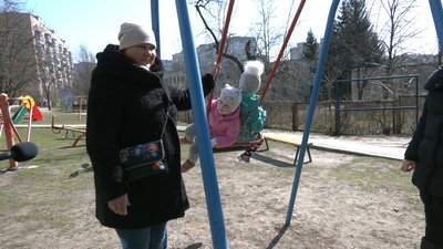 У Харкові дитячі та спортивні майданчики заклеїли стрічкою У Харкові дитячі та спортивні майданчики заклеїли стрічкою