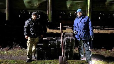 На Закарпатті у вантажному поїзді митники та прикордонники виявили контрабандні сигарети
