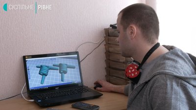 У Рівному друкують захисні екрани на 3D принтері У Рівному друкують захисні екрани на 3D принтері