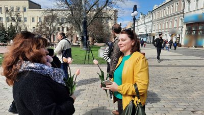У Кропивницькому представники Спілки вірмен дарували жінкам квіти. Сьогодні – вірменське свято материнства й краси