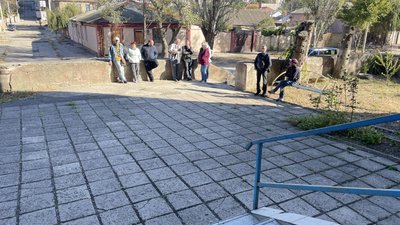 Мешканці перед гуртожитком у Херсоні