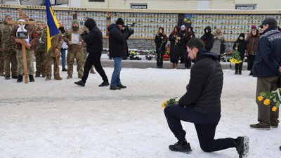 У Луцьку попрощалися із 36-річним військовослужбовцем Віктором Смоляром У Луцьку попрощалися із 36-річним військовослужбовцем Віктором Смоляром