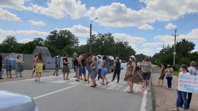 На Кіровоградщині люди перекрили трасу “Київ-Луганськ-Ізварине”