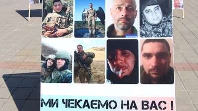 Виставка у центрі Сум на підтримку полонених захисників Маріуполя. 19 серпня 2023 р Виставка у центрі Сум на підтримку полонених захисників Маріуполя. 19 серпня 2023 р