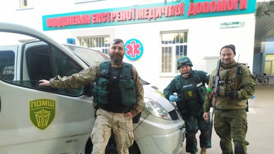 Як прикарпатець Володимир Молдавчук керує громадою з фронту та рятує українських військових на передовій