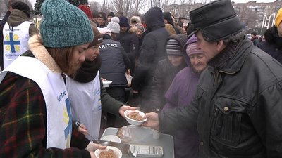 Волонтери готували їжу і поїли людей гарячим чаєм Волонтери готували їжу і поїли людей гарячим чаєм
