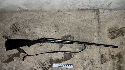 Рушниця, з якої, за даними поліції, чоловік стріляв у патрульних Рушниця, з якої, за даними поліції, чоловік стріляв у патрульних
