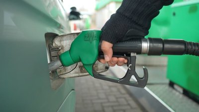 Людина заправляє авто