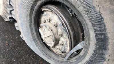 На Рівненщині у лісовоза на ходу відлетіло бортове кільце та влучило у чоловіка. Він у лікарні На Рівненщині у лісовоза на ходу відлетіло бортове кільце та влучило у чоловіка. Він у лікарні