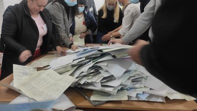 У Львові триває підрахунок голосів: репортаж із дільниці У Львові триває підрахунок голосів: репортаж із дільниці