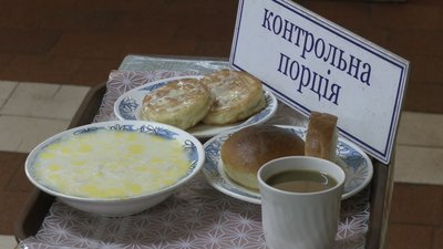 Найчастіше звертаються літні люди: як змінилася потреба у безплатних гарячих обідах у Харкові