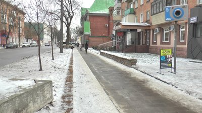 Ділянка тротуарту та велодоріжки на вулиці Соборності, які мають доремонтувати