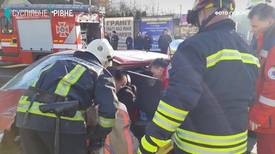 У Рівному потрійна ДТП: водія затисло в машині У Рівному потрійна ДТП: водія затисло в машині