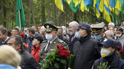9 травня у Харкові: до Меморіалу Слави несуть квіти 9 травня у Харкові: до Меморіалу Слави несуть квіти