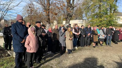 На відкриття прийшли рідні, друзі та односельці На відкриття прийшли рідні, друзі та односельці