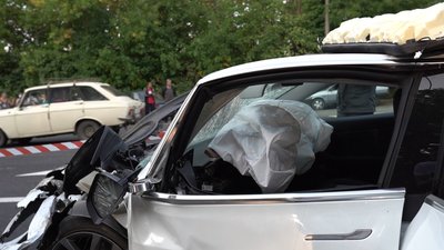 У електрокарі, при зіткненні, спрацювали подушки безпеки. Ймовірно, вони і врятували водія від смертельних травм. Фото: ГУ Нацполіції у Хмельницькій області. У електрокарі, при зіткненні, спрацювали подушки безпеки. Ймовірно, вони і врятували водія від смертельних травм. Фото: ГУ Нацполіції у Хмельницькій області.