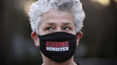 В Ізраїлі люди протестували проти Нетаньяху на відстані два метри один від одного В Ізраїлі люди протестували проти Нетаньяху на відстані два метри один від одного