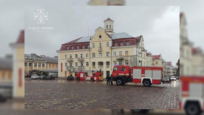 Повалені дерева, пошкоджені дахи, паркани та нема електроенергії: наслідки негоди на Чернігівщині Повалені дерева, пошкоджені дахи, паркани та нема електроенергії: наслідки негоди на Чернігівщині