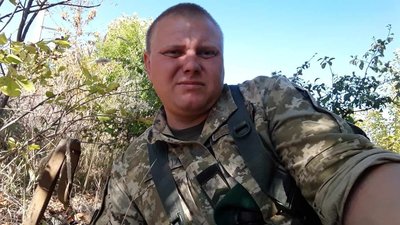 "Я ненавиджу лютий і цей біль". Прикордонник з Луганщини Денис Ткач загинув у перший день вторгнення: спогади близьких