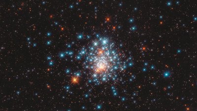 Hubble показав світлини кульового скупчення зірок Hubble показав світлини кульового скупчення зірок