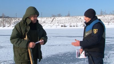 Черкаські рятувальники нагадали рибалкам правила поводження на льоду Черкаські рятувальники нагадали рибалкам правила поводження на льоду