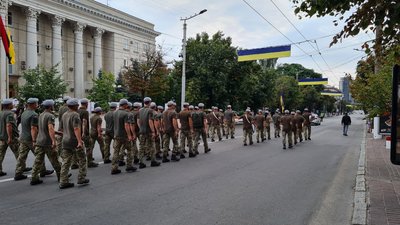 "Ми нагадуємо жителям, що у нас війна". У Кропивницькому відбулась Хода пам'яті "Ми нагадуємо жителям, що у нас війна". У Кропивницькому відбулась Хода пам'яті