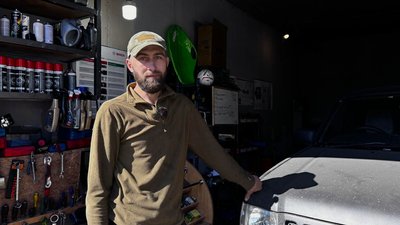 Як у Мукачеві колишній військовий Артем Орел ремонтує машини для ЗСУ