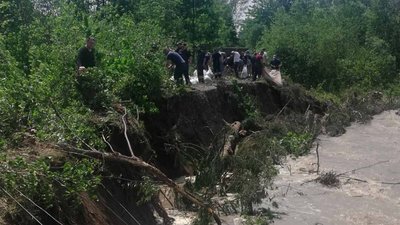 Дамба в Банилові на Буковині витримала паводок