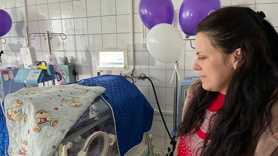 Діана Поберезька біля трійнят у відділенні інтенсивної терапії Діана Поберезька біля трійнят у відділенні інтенсивної терапії