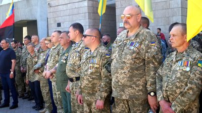 "Цей день ввійде в історію України". Біля мерії Дніпра вперше підняли червоно-чорний прапор "Цей день ввійде в історію України". Біля мерії Дніпра вперше підняли червоно-чорний прапор