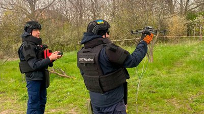 Сапери Міжрегіонального центру розмінування готують БпЛА зі скидом