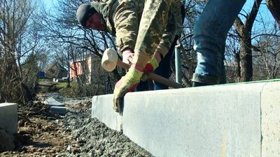 Встановлять вуличне освітлення та лавки: на Вінницьких Хуторах облаштовують "алею-перехід" Встановлять вуличне освітлення та лавки: на Вінницьких Хуторах облаштовують "алею-перехід"