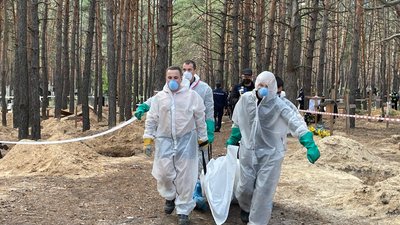 "Мій чоловік лежить під №222": як в Ізюмі шукають могили рідних "Мій чоловік лежить під №222": як в Ізюмі шукають могили рідних