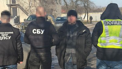 Правоохоронці під час затримання чоловіка, Хмельниччина, березень 2026 року