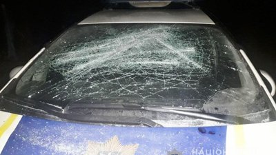 На Рівненщині чоловік кинувся із трубою на поліцейських та побив службове авто – Нацполіція