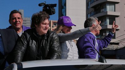 В Аргентині протестувальники закидали камінням авто президента Мілея