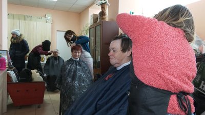 Черкаські студенти-перукарі безкоштовно стрижуть черкаських пенсіонерів Черкаські студенти-перукарі безкоштовно стрижуть черкаських пенсіонерів