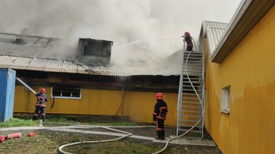 На Прикарпатті триває ліквідація пожежі свинокомплексу На Прикарпатті триває ліквідація пожежі свинокомплексу