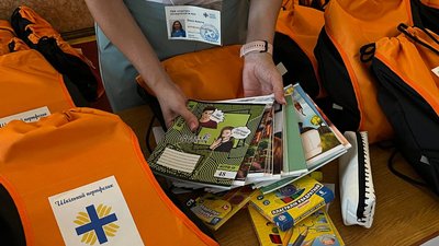 Шкільне приладдя для дітей Шкільне приладдя для дітей