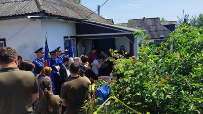 Назавжди 22: на Черкащині поховали нацгвардійця, якого збив суддя на блокпосту при в'їзді в Київ Назавжди 22: на Черкащині поховали нацгвардійця, якого збив суддя на блокпосту при в'їзді в Київ