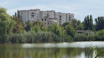 Озеро та зруйновані будинки у Словʼянську