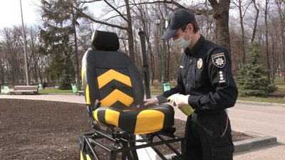 "Пристібайся — не жахайся": у Харкові поліція встановила симулятор зіткнення "Пристібайся — не жахайся": у Харкові поліція встановила симулятор зіткнення